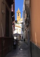 durch die engen Gassen in Sevilla