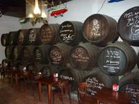 Und auf den Fässern hatten sich berühmte Besucher verewigt. Wir wurden leider nicht dazu aufgefordert