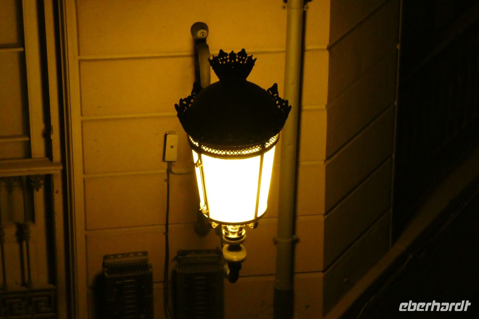 Laterne vor dem Fenster