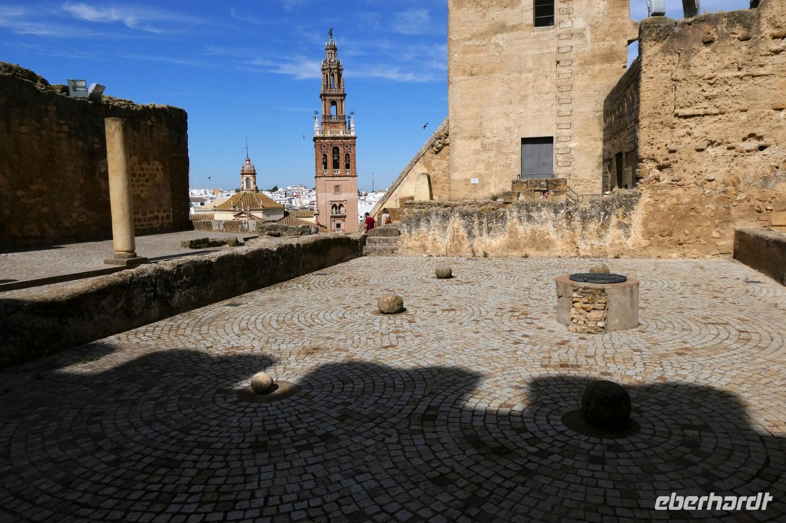 im Hof des Alcazar der Puerta de Sevilla in Carmona