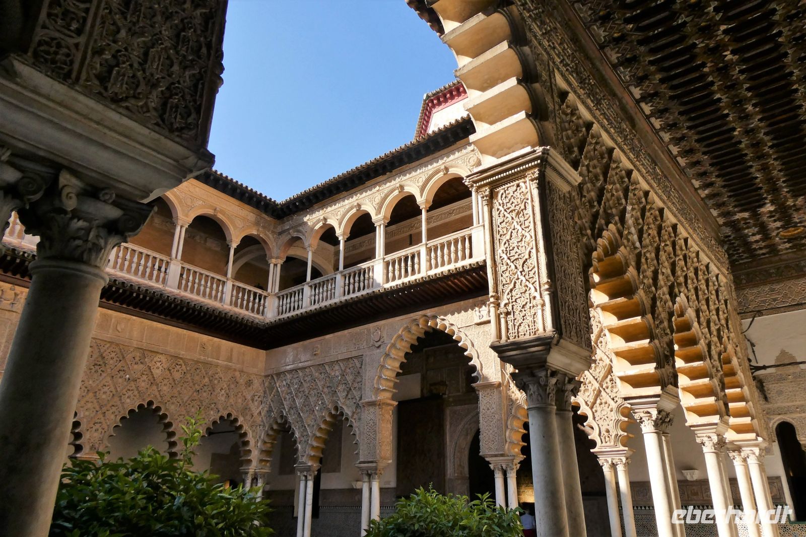Blick nach oben im Patio de las Doncellas