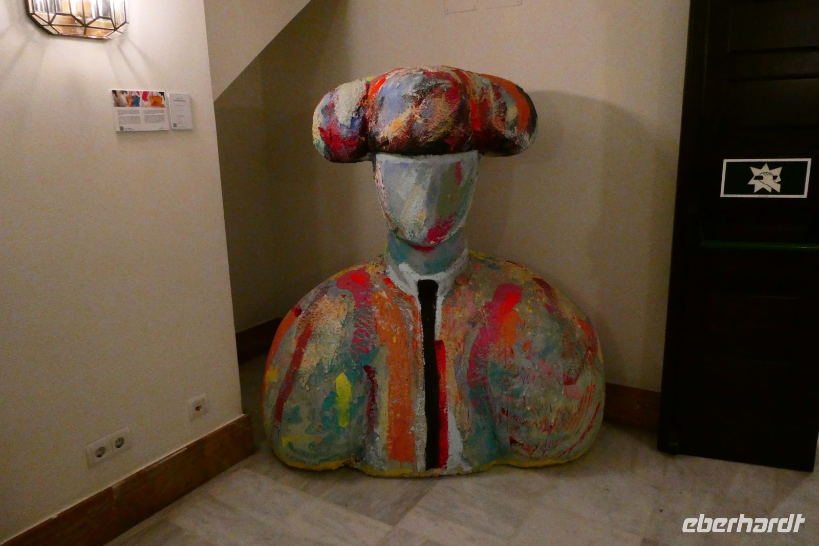 ein Torero am Fahrstuhl