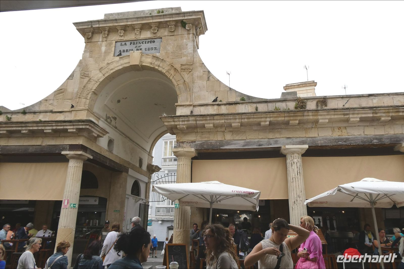 vor der Markthalle von Cadiz