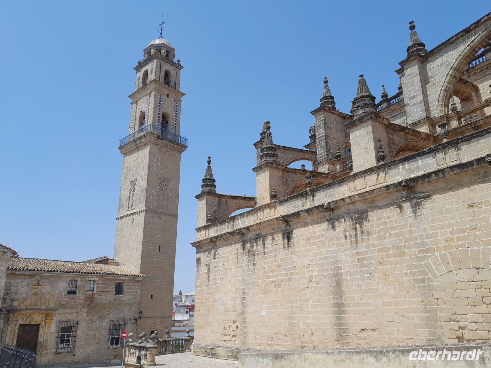 Glockenturm der Kathedrale und Stützbögen des Kirchenschiffs