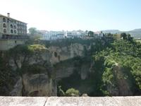 Die Häuser sind nur knapp vor der Schlucht gebaut