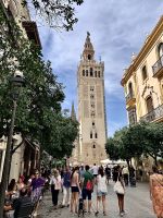 Fußgängerzone mit Blick auf Giralda .jpg
