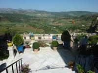Von seiner Terrasse aus kann man wunderbar über die Landschaft schauen
