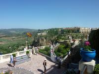 Rechts neben der spanischen Flagge wieder der Pavillion, an dem wir gestartet waren