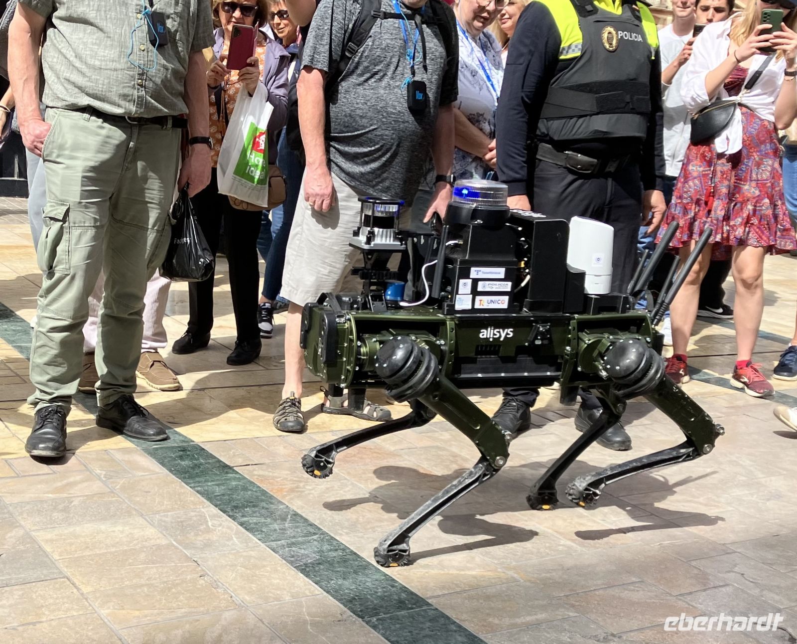 Spanien, Málaga, Vorführung Robot-Polizeihund