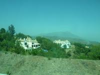 Marbella wird schon von weitem durch die zahllosen Villen angekündigt