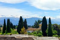 Blick über die Alhambra mit schneebedeckten Gipfeln der Sierra Nevada im Hintergrund, Granada, Andalusien, Spanien.