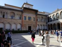 Nach einigen Kontrollen haben wir den Eingang zum Alcazar erreicht