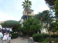 Auch bei dieser schmucken Hütte wurde das Obergeschoss als Vogelnistplatz verwendet