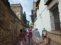 Wieder eine schmale Gasse. Diesmal aber zwischen Mauer und Häusern