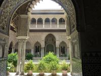 Beachten Sie auch die Farben der Fliesen und des Stucks