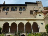 Von außen wirkten die Gebäude übrigens eher schlicht