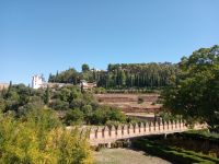 Blick auf Gärten außerhalb der Stadtmauer der Alhambra 
