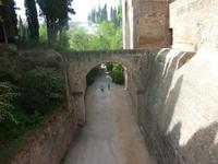 Der Burggraben scheint heute eher zur Begehung einzuladen, als Leute abzuschrecken