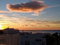 Blick auf Hotelanlage bei Sonnenaufgang 