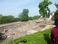 Wieder einige Mauerreste. Wenn ich mich richtig entsinne, gehörten diese zu einem Bad