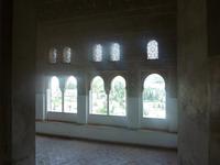 Während die Sonne draußen brannte, standen wir im kühlenden Schatten