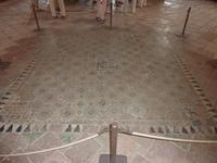 Weil eine Kanone darauf stand, blieb ein Teil des Originalbodens noch erhalten