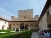 Eine Burg wie man sie kennt, mit zahlreichen Zinnen besetzt