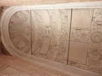 Die maurische Decke wurde im Eingang zum Löwenhof mit einer christlich geprägten Decke überbaut