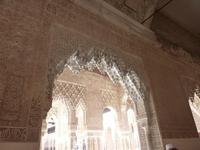 Reich verzierte maurische Bögen. Leider war die Farbe des Stucks kaum erhalten