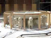 Der Löwenhof ist besonders bekannt für den Brunnen in seiner Mitte. Wegen Restaurierungsarbeiten war dieser allerdings teilweise verdeckt