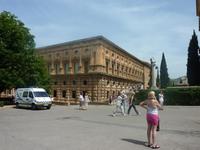 Der Palast von Karl V. könnte fast schon als modernes Gebäude durchgehen