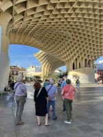 Spanien, Sevilla, Eberhardt Gruppe bewundert die Setas