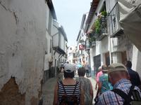 Auf dem Albaicin wieder die typischen und engen kleinen weißen Gassen