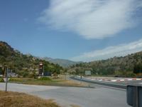 Das Wetter präsentierte sich wieder von seiner besten Seite. Zwischen diesen Bergen waren wir in das Tal eingefahren