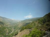 Ganz oben auf den Gipfeln schimmerte sogar noch der Schnee, kaum zu glauben bei 28 Grad Außentemperatur