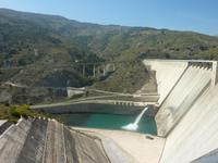 Die Höhe der Staumauer lässt erkennen, wie viel Wasser normalerweise hier gespeichert wird