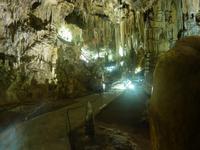 Unter riesigen Kalkzapfen hindurch gelangt man etwa einen Kilometer in den Berg hinein