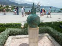 Dieses Denkmal gedenkt der Entdecker der Höhlen von Nerja