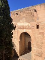 Granada_Justiztor mit Hand der Fatima.jpeg