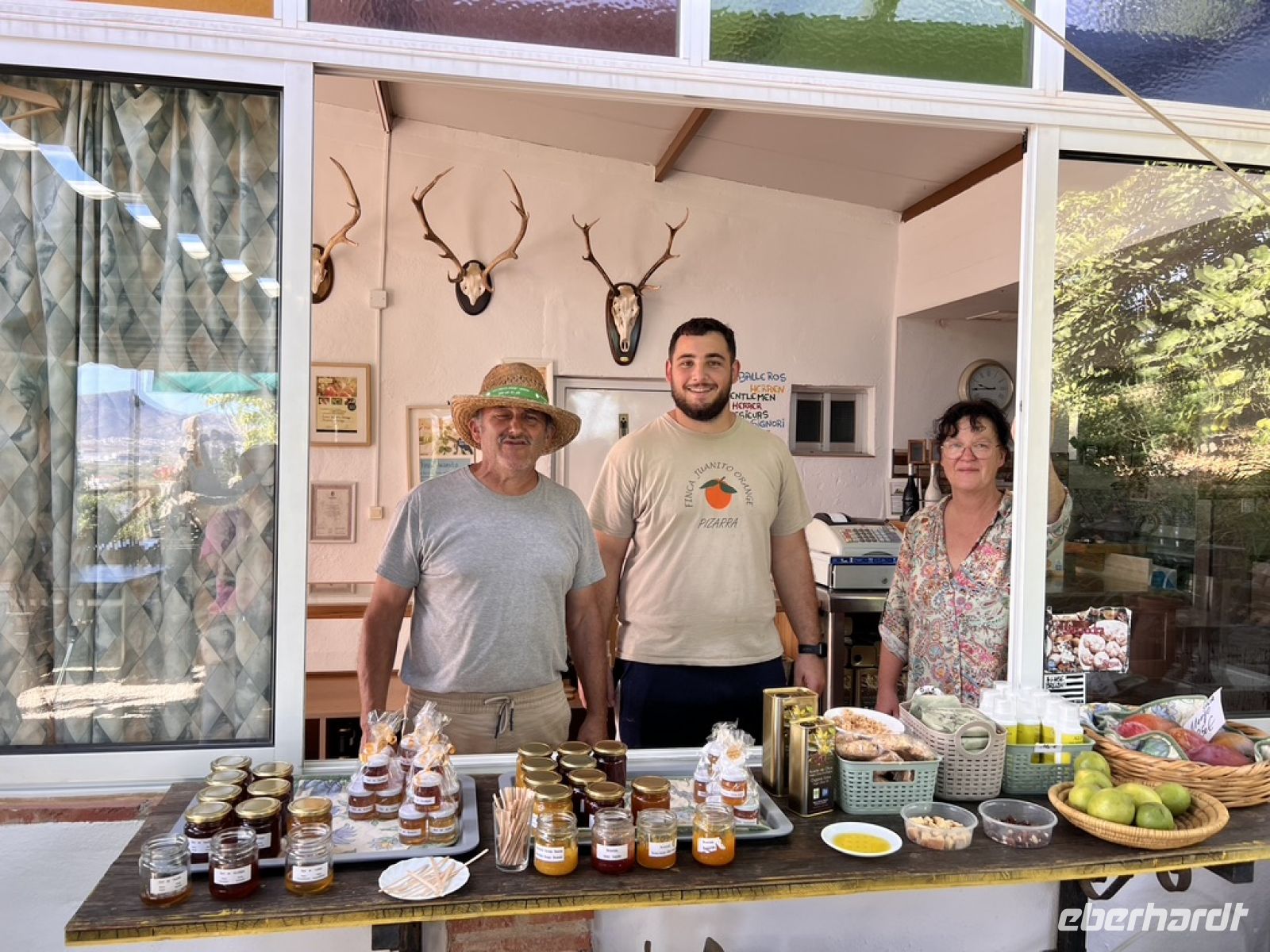 Juanito Orange mit Crew.jpeg