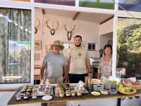 Juanito Orange mit Crew.jpeg