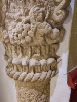 Säule mit hebräischer Inschrift