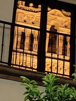 Die Giralda spiegelt sich im Fenster