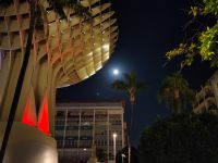 Der Mond über den Setas de Sevilla