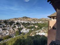 Albaicín (links) und Sacromonte (rechts)