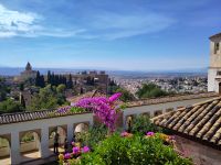 Die Alhambra thront über der Vega de Granada