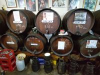 Weinkaschemme in Málaga, auf den Fässern stehen die Weine und die Literpreise, statt auf einen Bierdeckel wird die Rechnung mit Kreide auf die Theke geschrieben