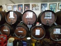 In einer Weinbar (Weinkaschemme!) in Málaga, auf den Fässern stehen die Preise