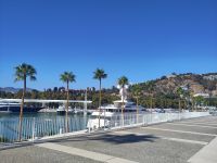 Der Hafen von Málaga, im Hintergrund Castillo de Gibralfaro und Alcazaba