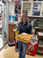 Reisebegleitung Katrin Jähne mit einer Spezialität aus Malaga, den Tortitas locas oder loquitas, den 
